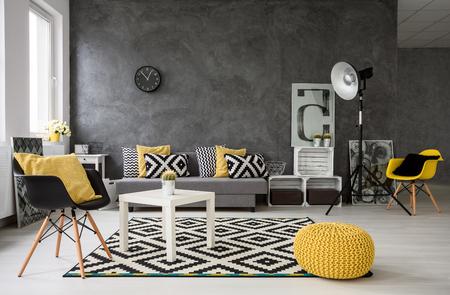 Salon décoré — livraison du mobilier et des accessoires