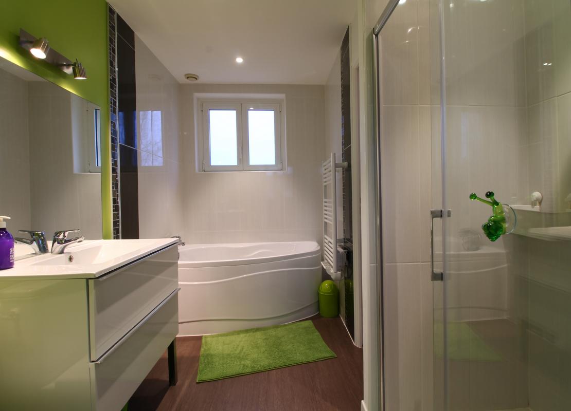 Moderne, revisitée dans la clarté du blanc, soulignée par de la faïence verticale et égaillée par le vert pomme.