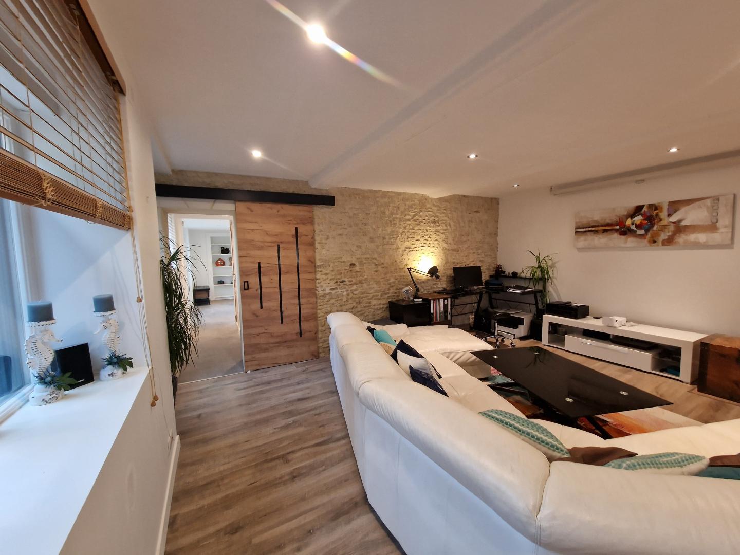 Salon et mur en pierres