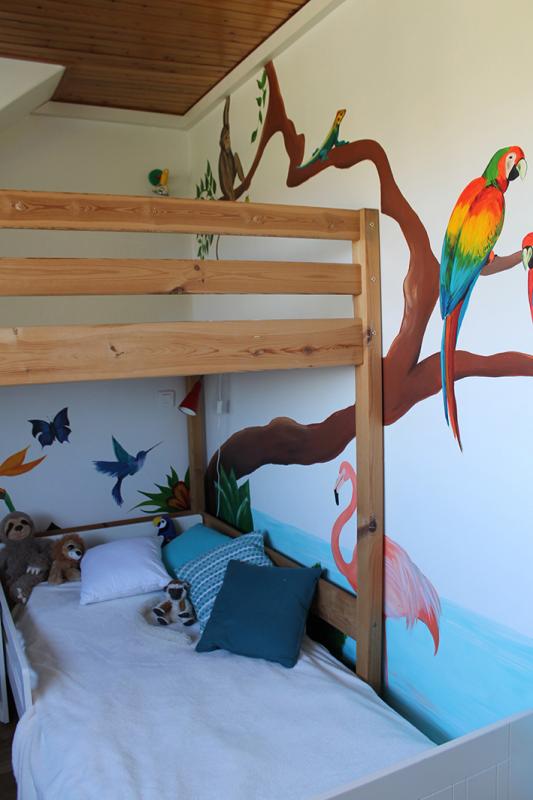 Chambre savane achevée - Vue sur le lit, avec mezzanine de jeux au-dessus